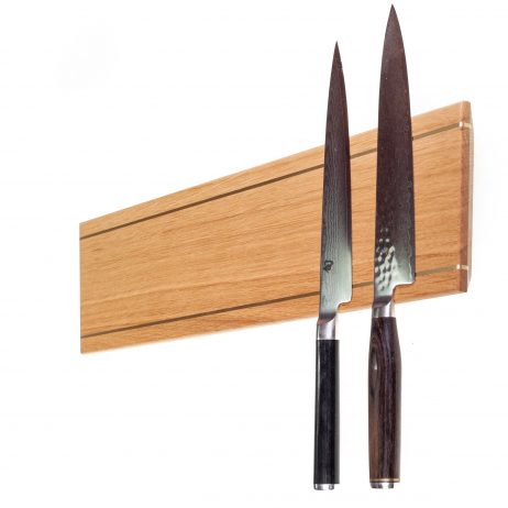 Kraftig knivskinne i eg med messingskinner på fronten fra Rune-Jakobsen Design, 40 cm bred. Flere størrelser