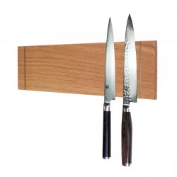 Kraftig knivskinne i eg med messingskinner på fronten fra Rune-Jakobsen Designm 60 cm bred. Flere størrelser