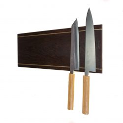 Kraftig knivskinne i røget eg med messingskinner på fronten fra Rune-Jakobsen Design, 60 cm bred. Flere størrelser