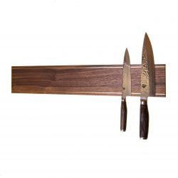 Kraftig knivskinne i valnød med messingskinner på fronten fra Rune-Jakobsen Design, 60 cm bred. Flere størrelser